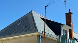 couverture ardoise avec alignement parfait sur maison individuelle