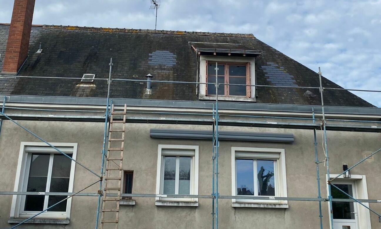Renovation complete de toiture en ardoises naturelles a Saint Martin le Beau