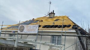 rénovation de toit en ardoise naturelle sur maison ancienne