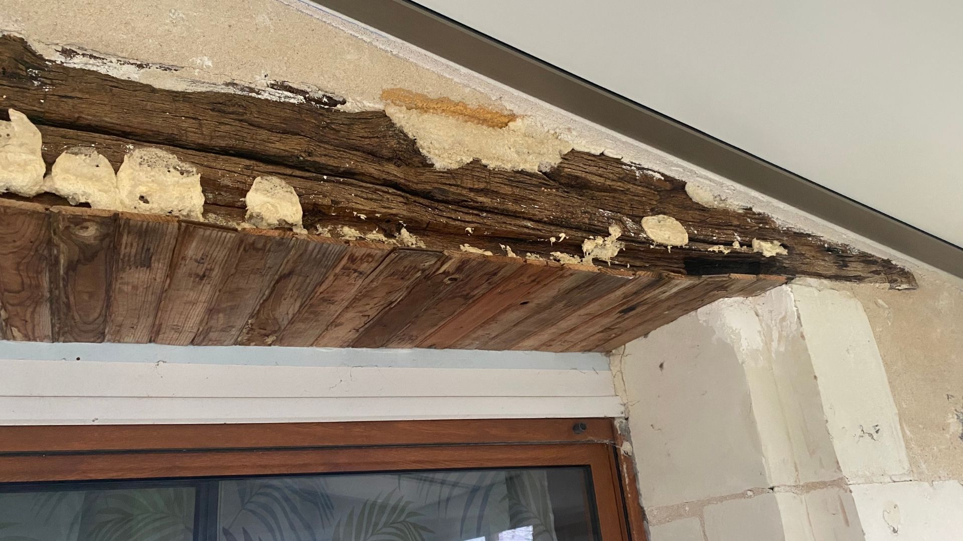 Reparation et solidification de linteau en bois au dessus dune baie vitree
